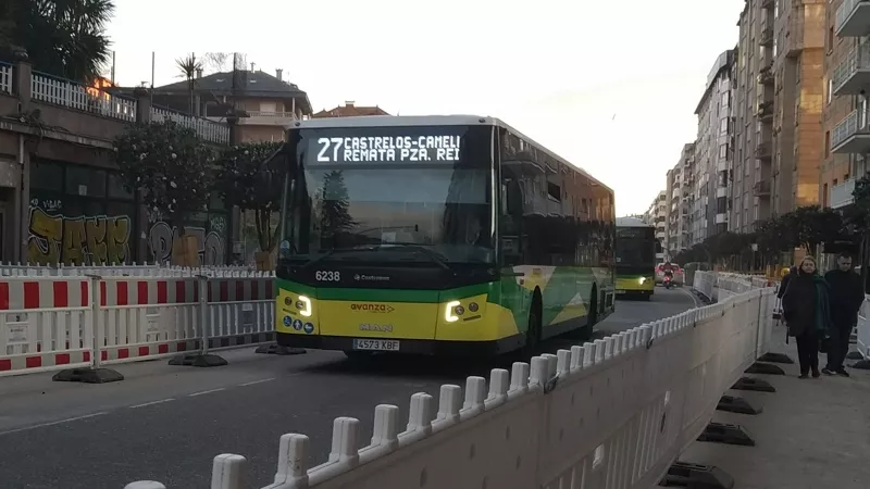 El 6238 de Vitrasa circulando por Camelias el sábado 2 de marzo de 2019.