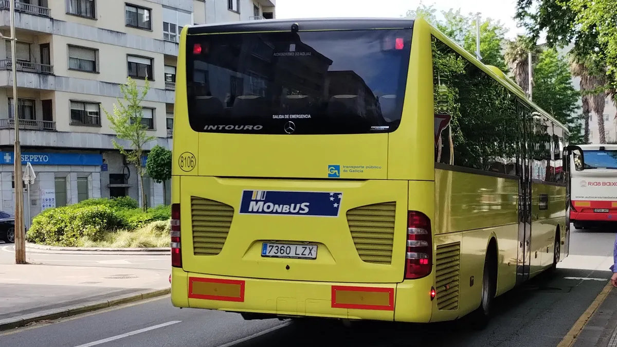Foto de archivo de un Mercedes Intouro (8106) por Pontevedra