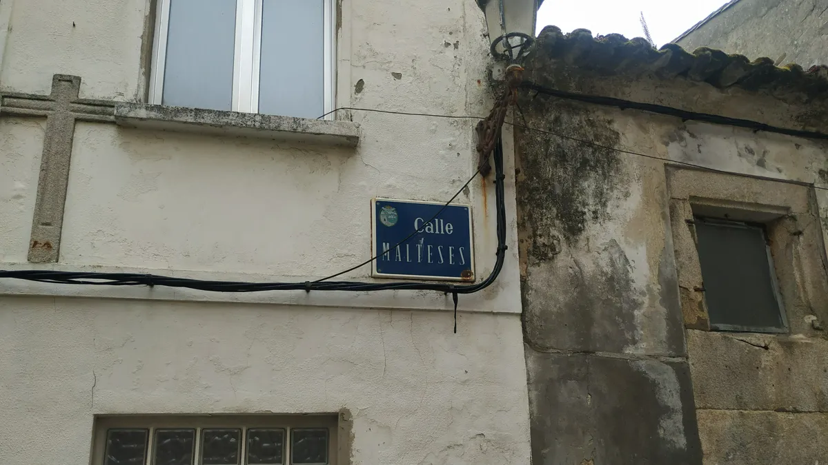 Placa de la Rúa dos Malteses, en castellano