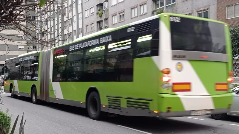 El autobús 6152, el articulado más antíguo de la flota, cubriendo un refuerzo a la línea 7.