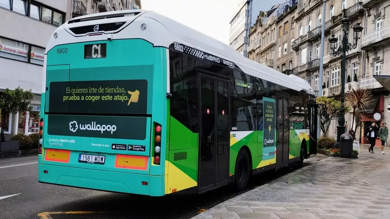 Uno de los nuevos Volvo 7900 S-Charge realizando el C1, parado en Urzáiz-Príncipe