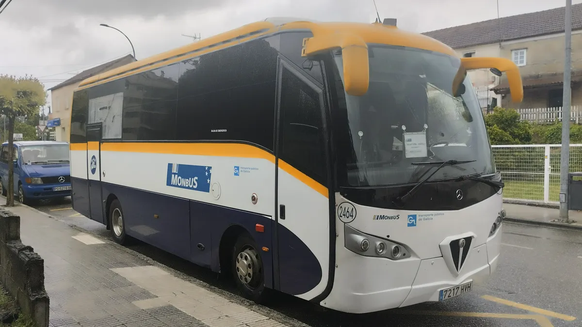 Autobús de Monbus que conecta Salvaterra con Vigo, pasando por Salceda, con una luna rota. Ya hay pocos autobuses y los que pasan, van rotos.