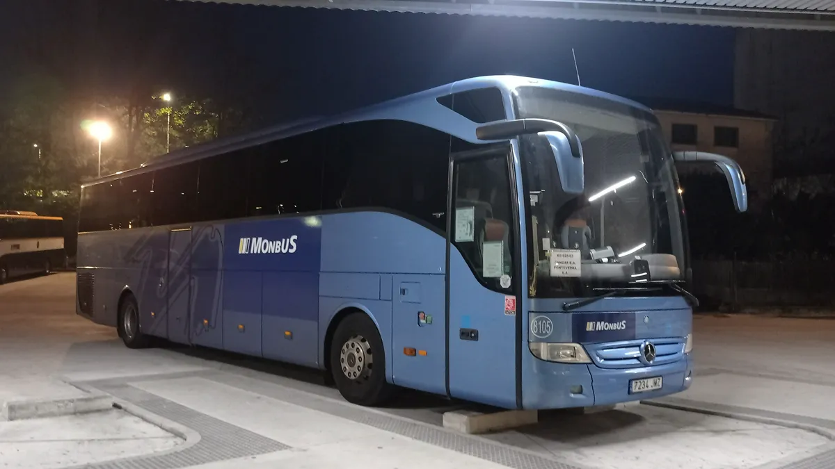 Foto de archivo de un Mercedes Tourismo de Monbus en la estación de Pontevedra (diciembre de 2022).