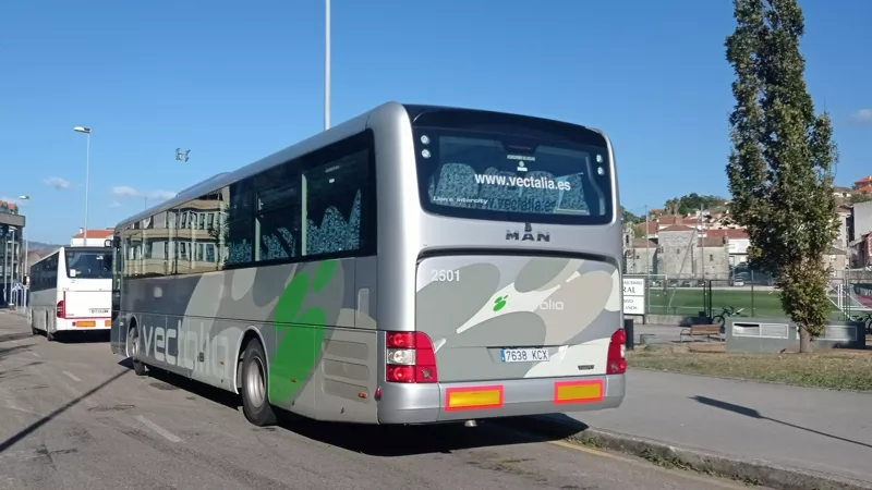 Un MAN Lion's Intercity de Lugove, en la cabecera de Baiona.