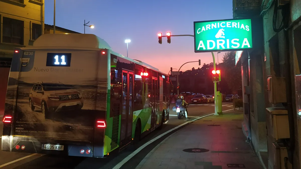 Autobús 6230 en Ramón Nieto al anochecer