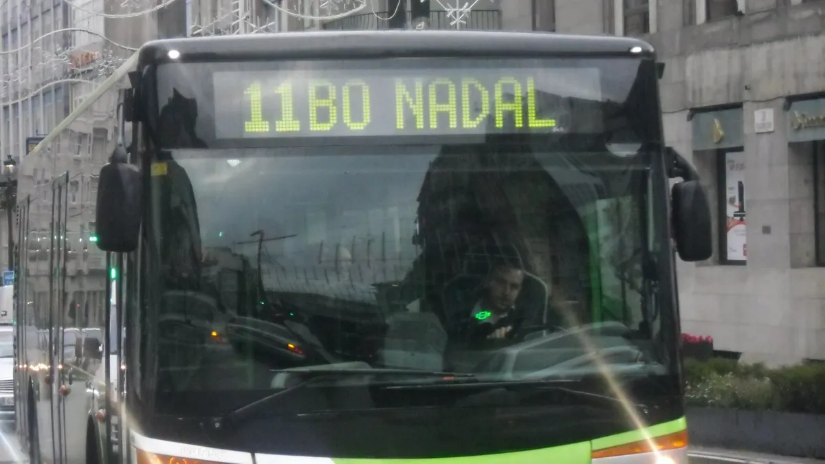 Hubo un tiempo en el que los Vitrasa felicitaban la Navidad, en vez de decir que van en Servizos Mínimos.