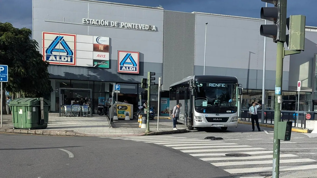 Un MAN Lion's Intercity de Lugove (grupo Vectalia) en la estación de Pontevedra, cubriendo un PAT de Renfe (septiembre 2025)