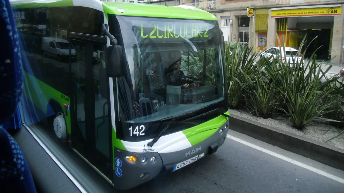 Autobús 142 el día de su estreno, el 8 de febrero de 2011, hoy es el más viejo de la flota