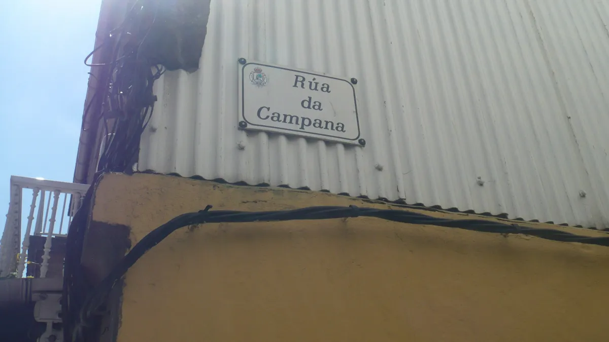 Placa de la Rúa da Campana, calle que sería bueno renombrar para recuperar el topónimo tradicional de la zona, As Veigas dos Caños