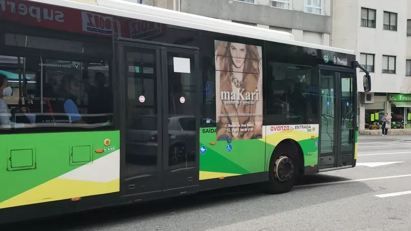 El autobús 6230 haciendo la línea 11, pero solo dejando viajeros.