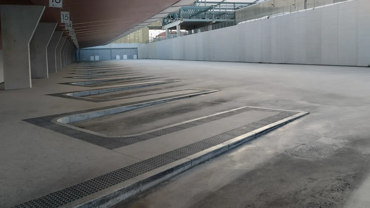 Estación de autobuses de Santiago vacía, escena habitual en los días de huelga