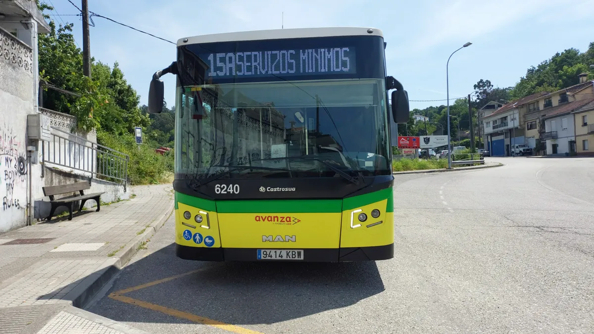 El 6240, aparcado en su cabecera del 15A en un día de huelga total, ¿hasta cuándo seguiremos así? Foto de Adrián Armesto