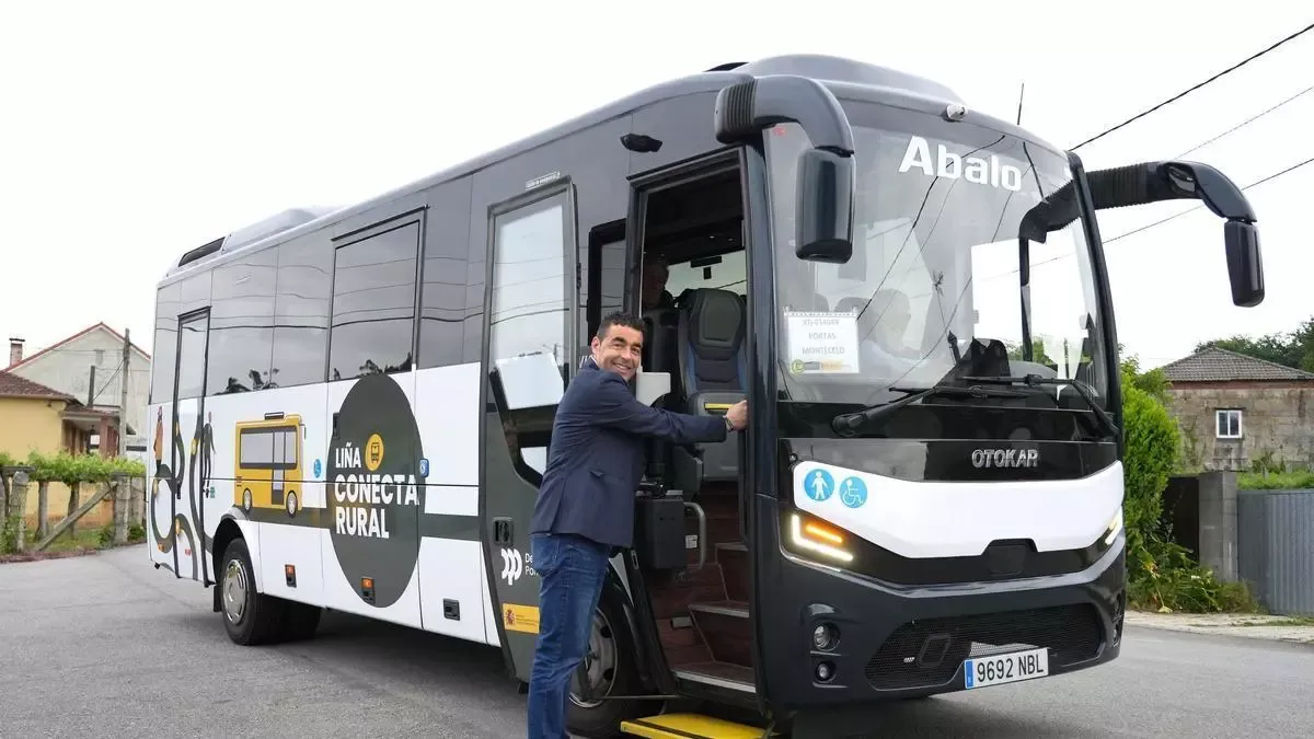 El presidente de la Diputación estrenando la línea de Portas. Fuente: Faro de Vigo.