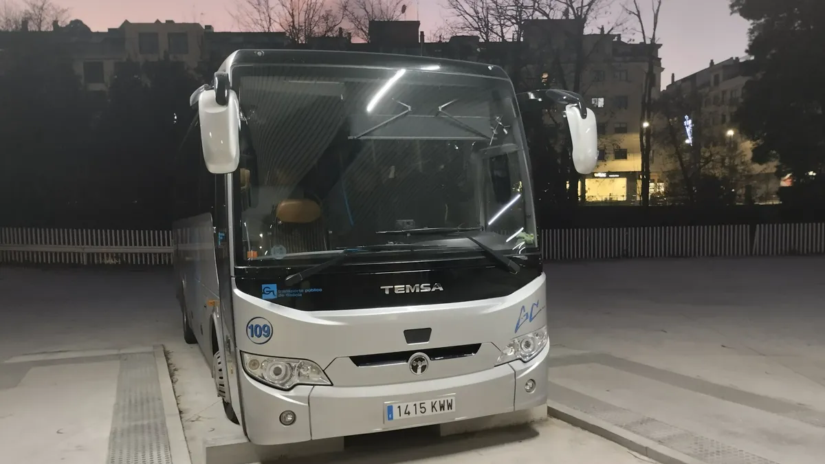 Si el primer día laborable de octubre se aparece este autobús en Taboadelo, te puedes subir, que pagando 1,55€ (0,70 con la tarjeta) puedes ir a Pontevedra.