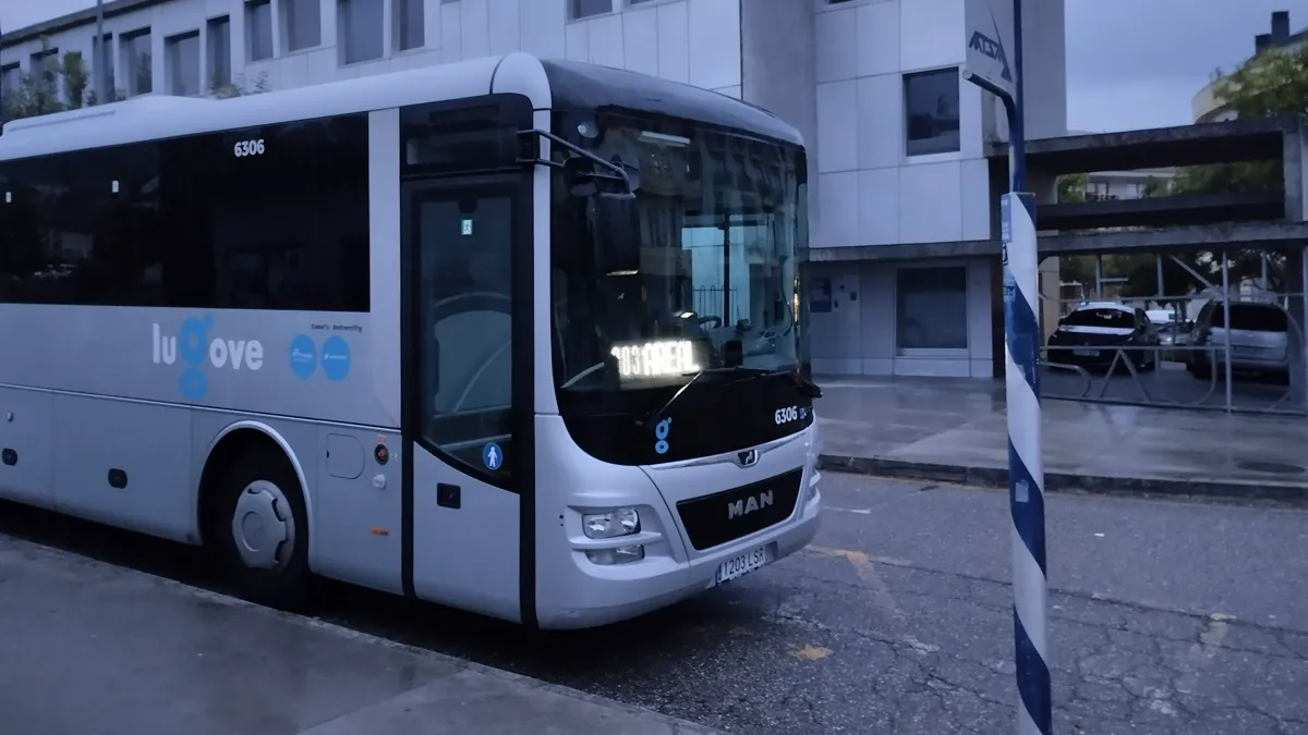 Autobús de Lugove esperando a hacer la línea nocturna, en Baiona