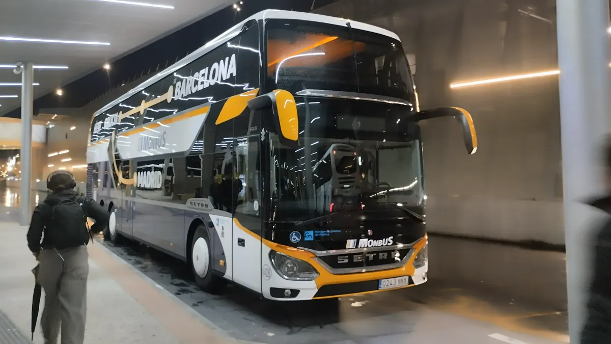 Autobús de dos pisos de Monbus esperando a ir a Torneiros un domingo por la noche, en vez de ir por la Avenida de Madrid, lo haría por la AP9