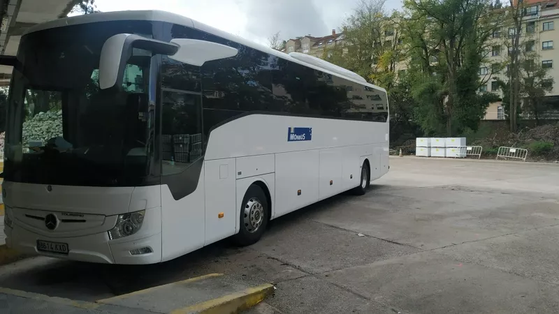 Un Mercedes Tourismo de Monbus, en la estación de Pontevedra. Fotografía de Daniel Antomil (CC BY-SA 4.0).