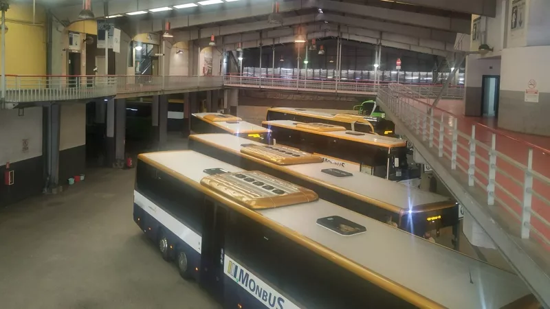 Autobuses de Monbus en la antigua estación de Santiago de Compostela