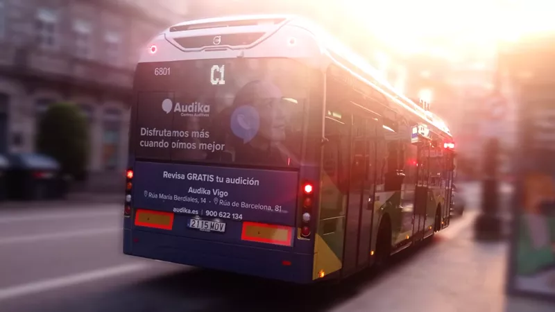 Uno de los nuevos Volvo 7900 S-Charge que Vitrasa compró hace un par de meses; circulando por Policarpo Sanz como C1.