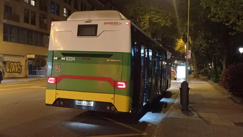 El autobús 6204 en Guixar, tras realizar el último viaje de la línea 8 antes de su desaparición.