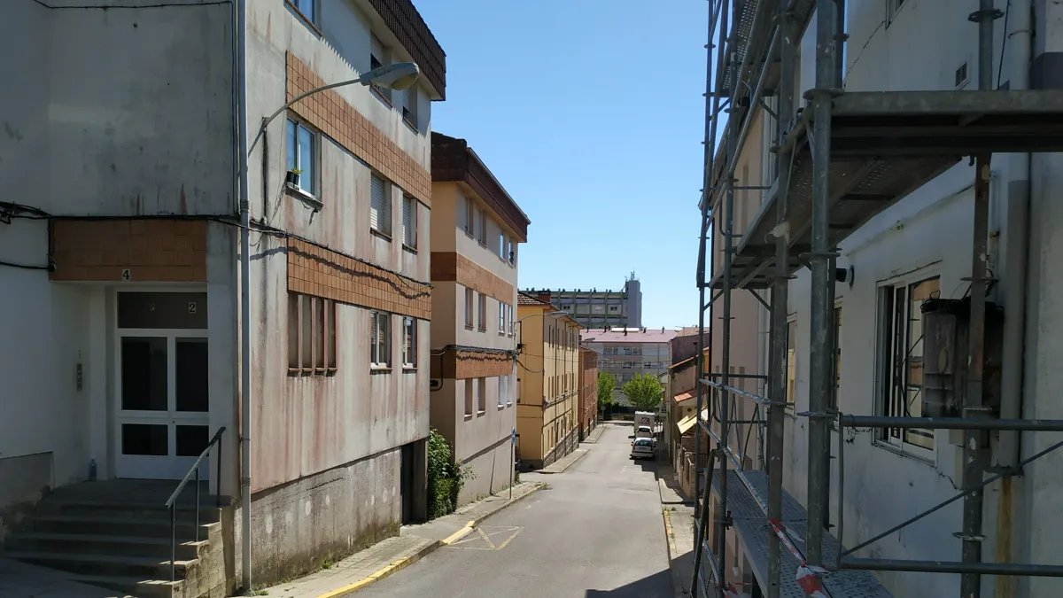 Rúa do Xeneral Yagüe, calle que pasará a estar dedicada a Luis Pando. La denominación de esta calle vivía en un vacío legal muy curioso, puesto que quien tenía realmente la denominación era la urbanización de casas baratas construidas durante la dictadura. Ahora, esa denominación será historia.