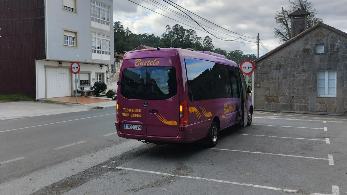 Autobús de Bustelo en su cabecera de Extramundi de Arriba (Padrón), si no está ese autobús, nadie diría que allí hay una parada.