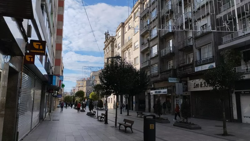 Rúa de Urzáiz, calle principal del barrio