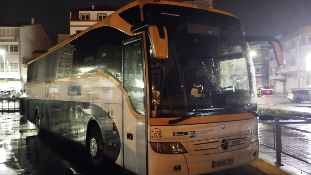 Un Mercedes Tourismo de Monbus en la estación de O Grove.