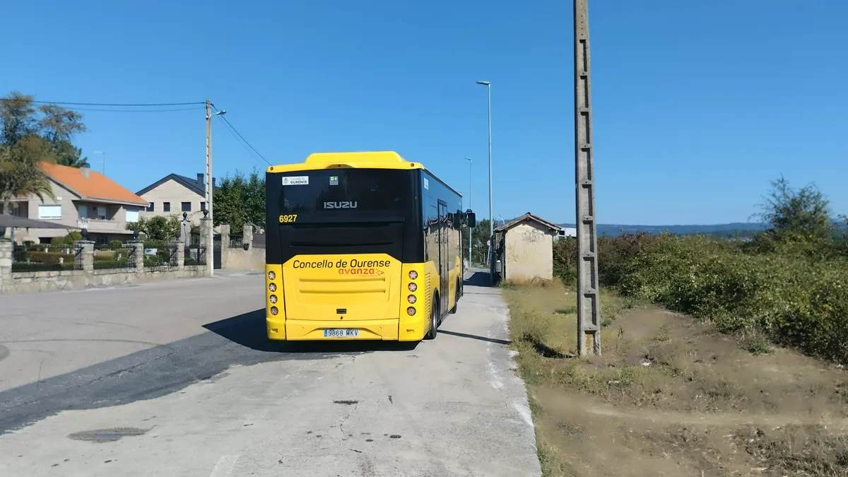 Microbús Isuzu de la línea 6 en Curuxeiras, zona que pasa de tener 75' de frecuencia a 30'