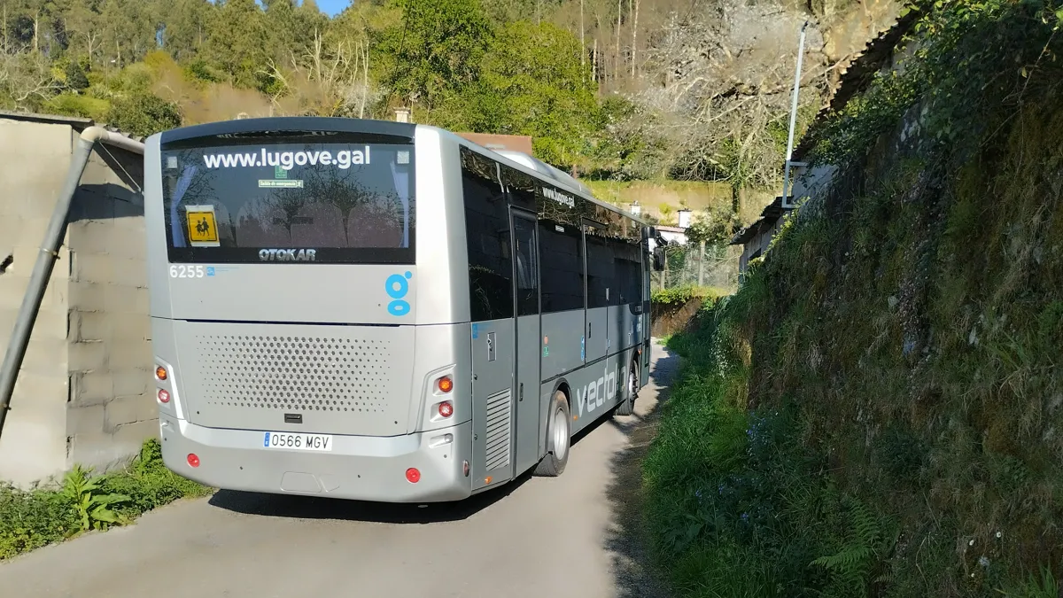 Autobús de Lugove en Nande (Gondomar), después de atender un servicio escolar compartido
