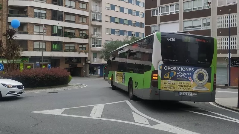 Un Mercedes-Benz Citaro O530 circulando por Sanjurjo Badía, realizando la línea 31.