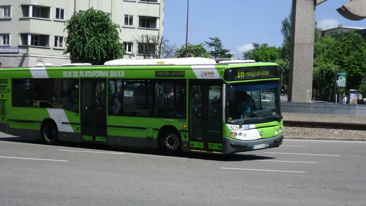 La línea 16, una de las más perjudicadas por los recortes