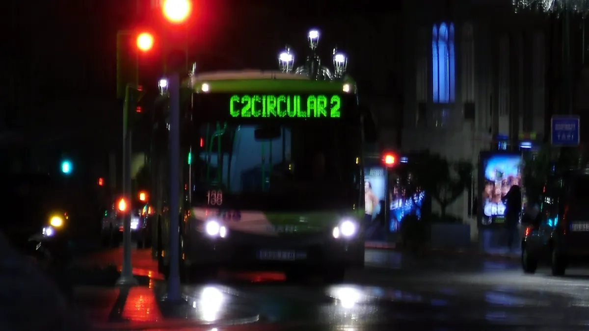 El C2, víctima de los recortes del Concello y Vitrasa, circulando a través de su futuro, y el del transporte urbano, negro.