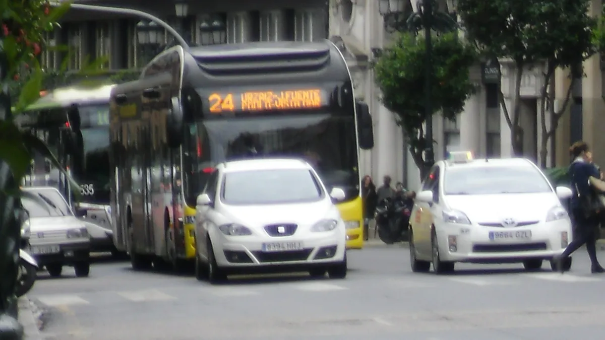 Hace 10 años, Vitrasa probaba autobuses híbridos en líneas, como la 16 y 24, víctimas de los recortes de la actualidad