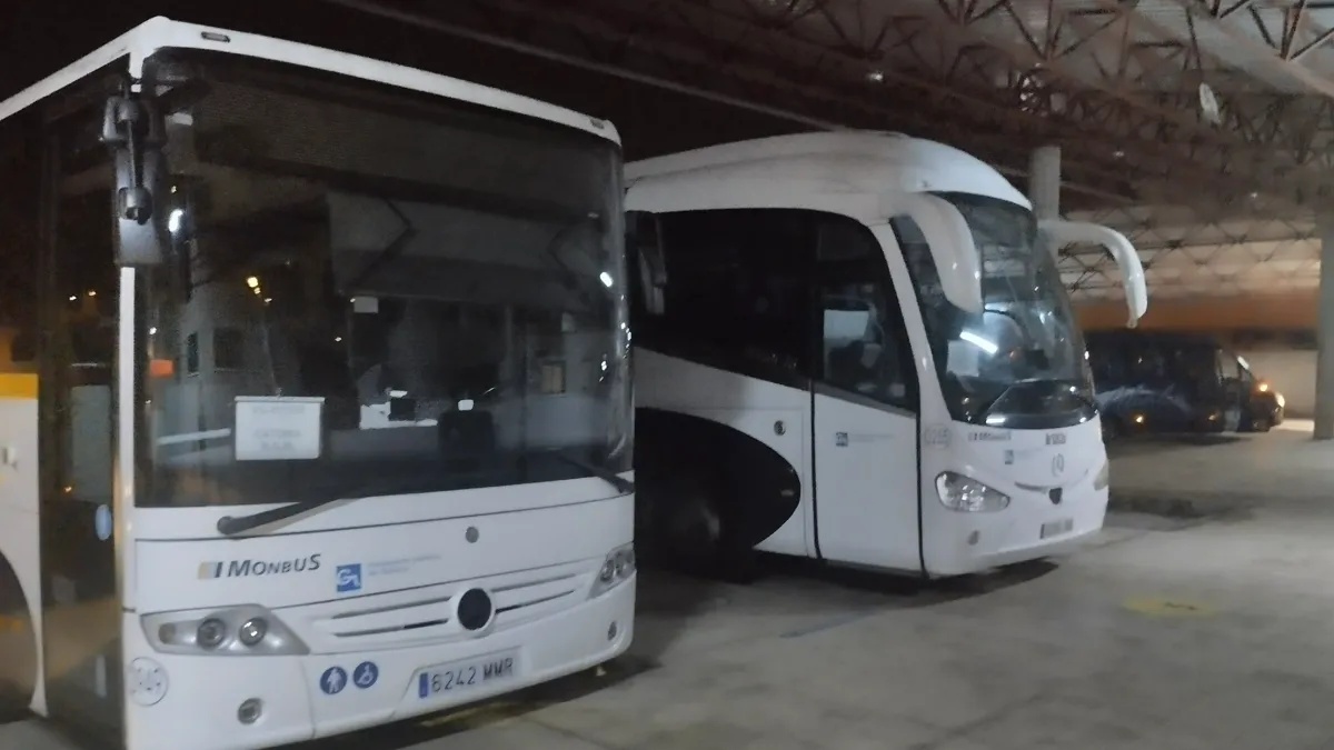 Autobús de la línea de Catoira a la Brilat aparcado en la estación de Vilagarcía