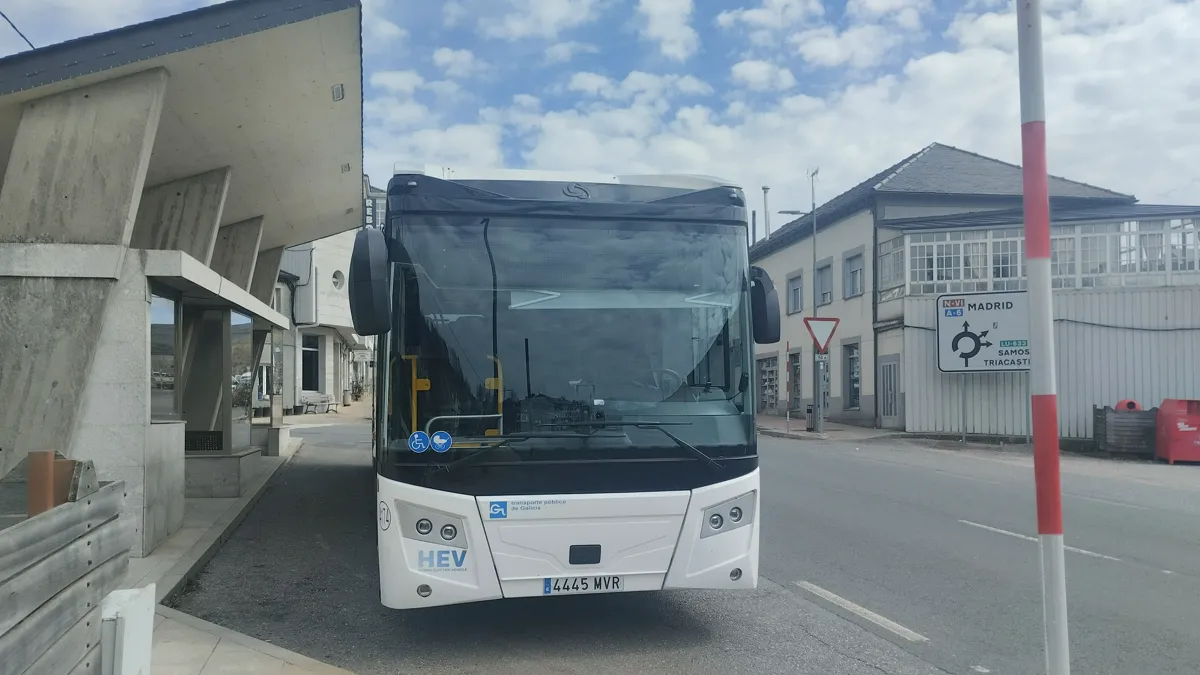 Autobús de Monbus en Pedrafita do Cebreiro, que hace la ruta que lleva a Santiago, como se puede ver, en Monbus se puede mandar un semiurbano a una línea tan larga