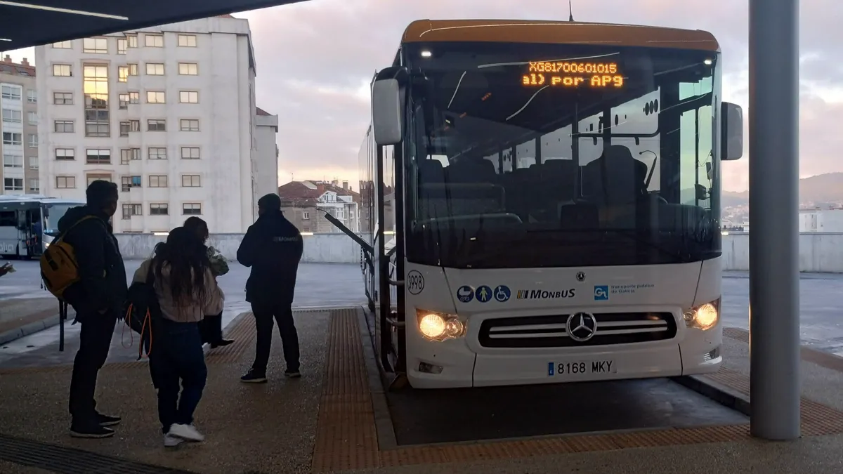 Un Mercedes Intouro de Monbus en la estación de autobuses de Vigo.