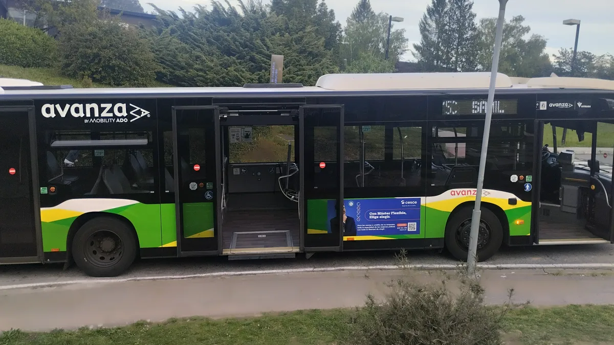 Con lo que cobra el director de Vitrasa en un año, da para pagar el 75% de este autobús