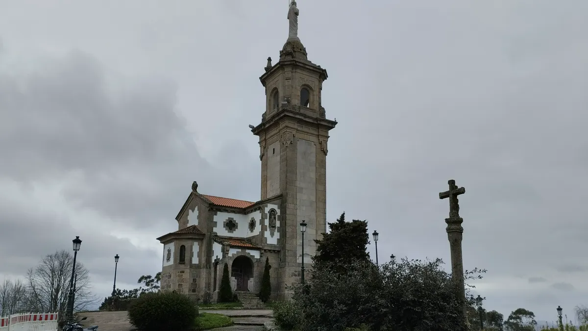 Ermita del Monte da Guía, cuyo topónimo deriva de águia, es decir, de un lugar desde el que se podía tener una vista "de águila"