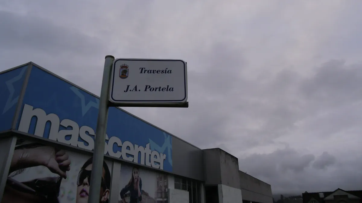 La "placa" de la Travesía de J.A. Portela