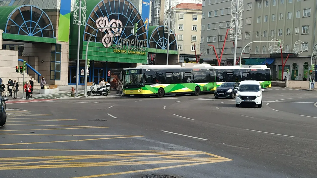 Autobuses del C1 en Plaza de América