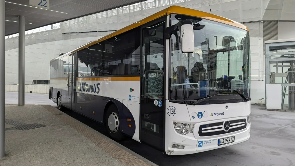 Un Mercedes Intouro, autobús para servicios interurbanos de Clase II, donde se permite viajar de pie