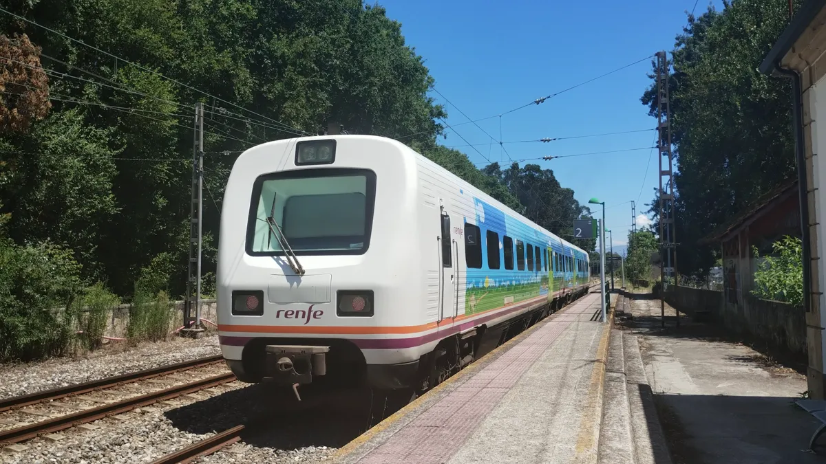 Un tren de la serie 594 (TRD) en Salvaterra de Miño, realizando la línea entre Vigo y Ourense en verano de 2024.