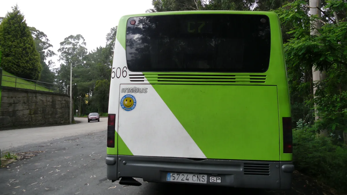 Autobús de la línea 7 en el cementerio de Valadares, una de las zonas con menos viajeros de Vigo.
