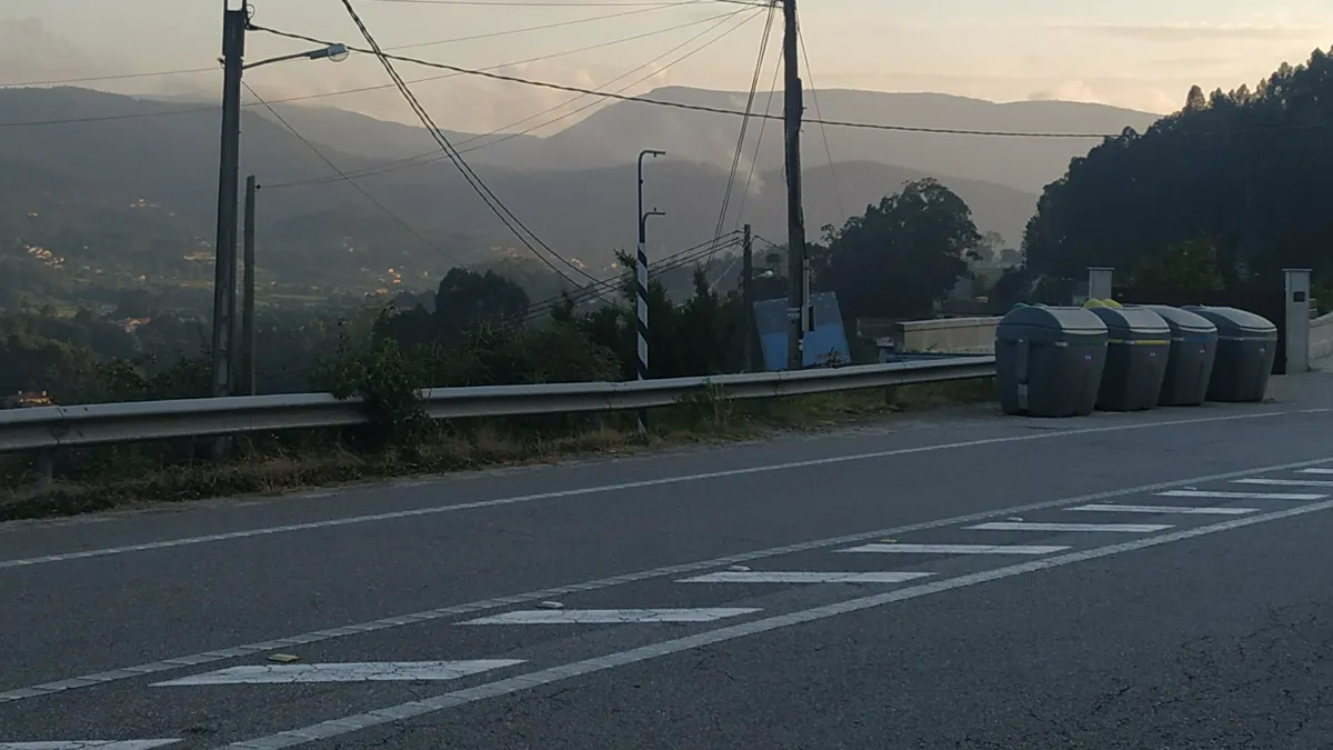 Parada de autobús de Vilaza, colocada en 2022 por petición vecinal, y que, tras la nueva concesión, quedará sin uso.