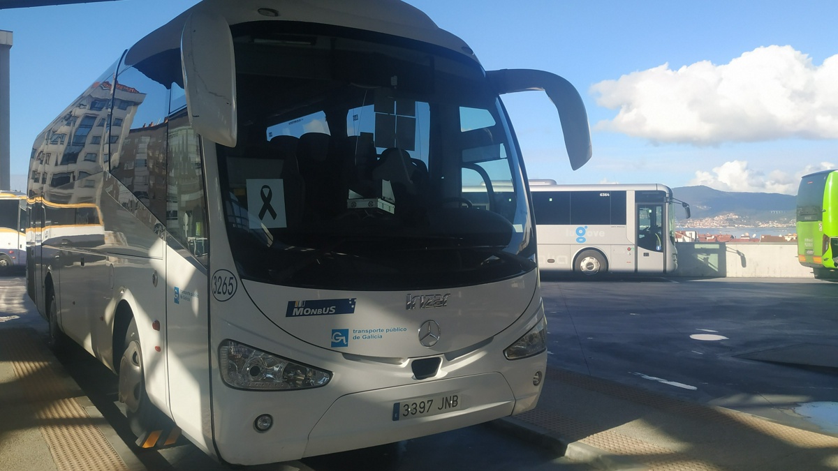 Al día siguiente del accidente, este vehículo de Monbus llevaba un crespón negro en señal de luto