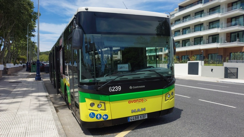 El 6239, aparcado en Samil, haciendo un breve descanso antes de salir con el 15A. Fotografía de Adrián Armesto.