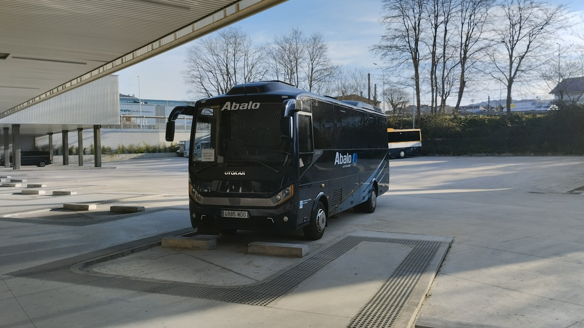 Un Otokar Navigo de Abalo, que comunica Pontevedra con Vilagarcía, haciendo varias paradas en Pontevedra