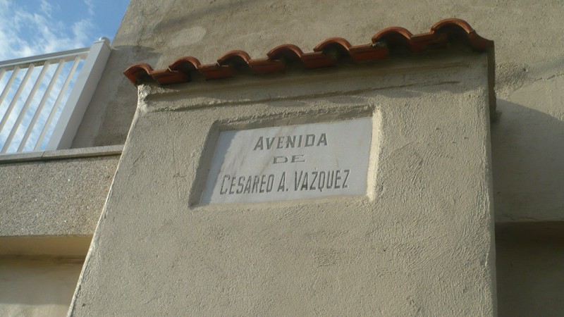 Placa de la Avenida de Cesáreo Vázquez, esta persona es conocida por tener dedicada una de las principales calles de San Miguel de Oia, pero nadie o casi nadie sabe quien fue.