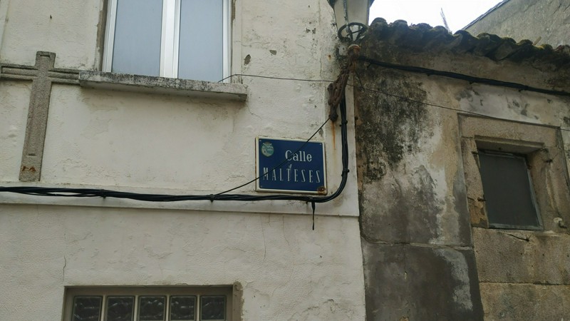 Placa de la Rúa dos Malteses, en castellano